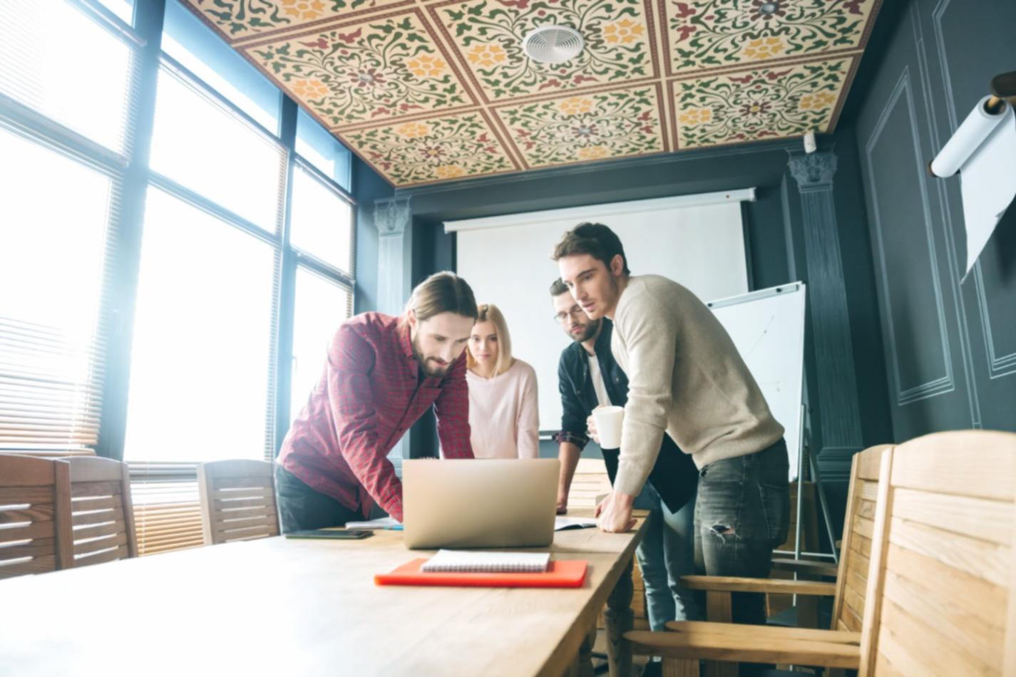 Professionnels travaillant sur une stratégie de contenu digital